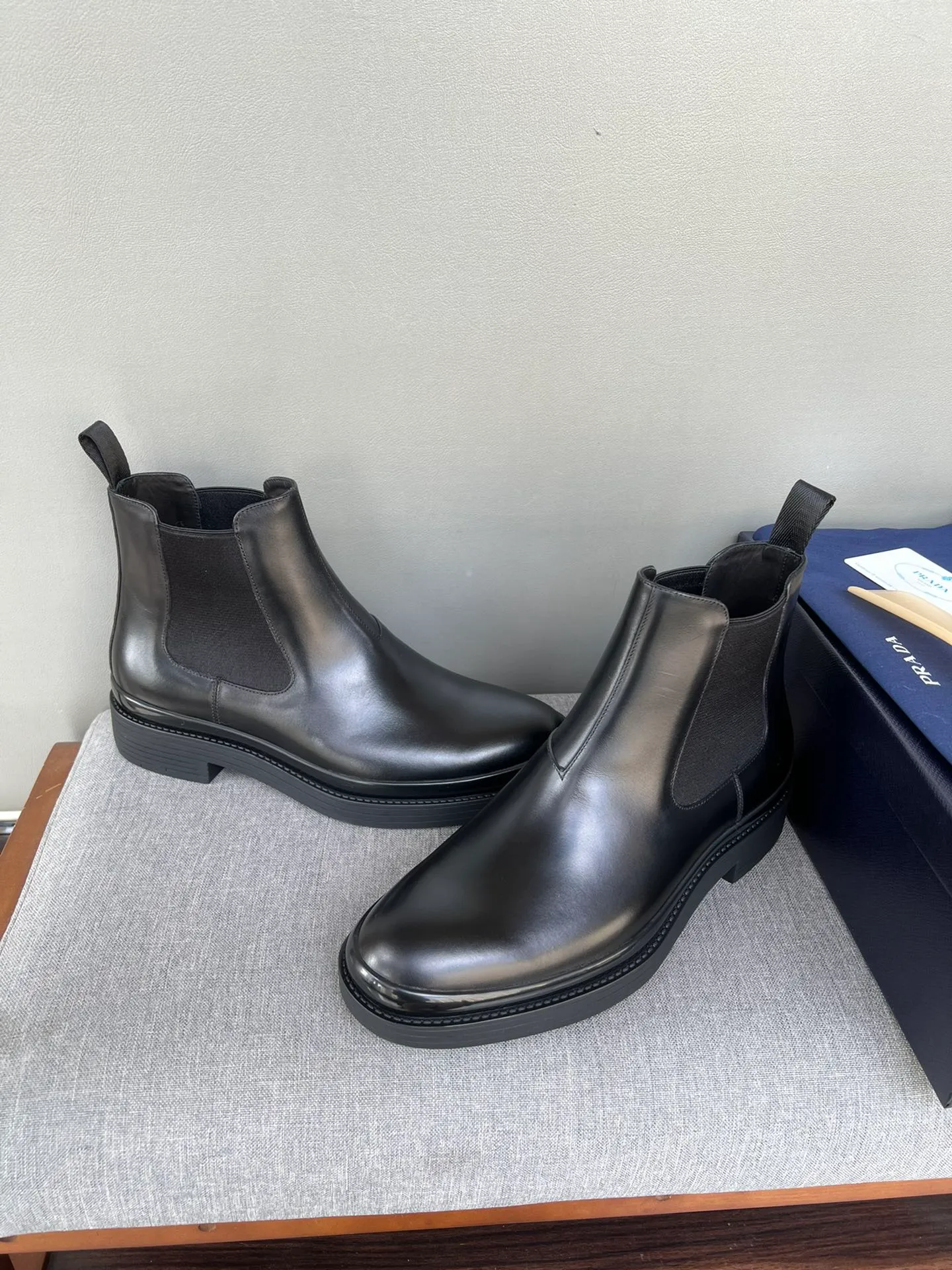 Batch of 1000💰Exclusive hot-selling new Prada Chelsea thick-soled men's shoes, naked boots, imported calf leather on the surface, cow leather on the lining, the outsole is made of private model TPU material, the frosted effect is consistent with the original version, 39-44 in stock (38, 45 custom-made, non-refundable)